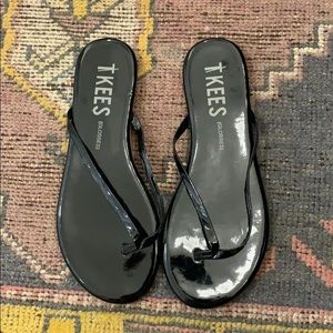 TKEES black patent flip flop size 7
